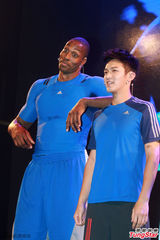 组图：霍华德京城耍宝 与柯震东拼球技