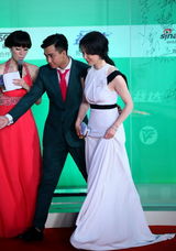 组图：上海电视节红毯 女星频遭踩裙男星忙护花