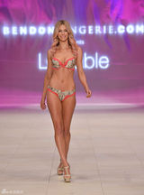 组图：前环球小姐冠军詹妮弗领衔内衣秀