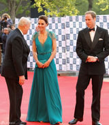 组图：英国凯特王妃蕾丝礼服亮相皇家音乐会