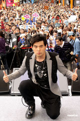 组图：周杰伦台北办签唱会不忘逗笑揶揄狗仔