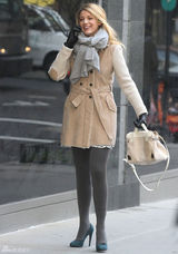 组图：弗莱利现身《绯闻女孩》片场煲电话粥