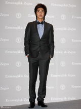 高清图：东方神起郑允浩等亮相派对 着正装型男范儿