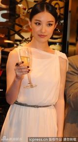 组图：倪妮白裙代言气质优雅宛若女神