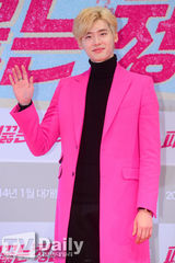 组图：《热血青春》试映 李钟硕亮粉西装抢镜