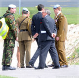 幻灯图：哈里王子顺利毕业 查尔斯王储亲子授予勋章