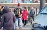 组图：张默与神秘女回京 出机场抽烟解乏