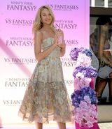 高清图：超模坎蒂丝-斯瓦内普尔抹胸裙甜美亮相