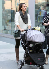 高清组图：杰西卡-阿尔芭街拍白色毛衣搭配长靴