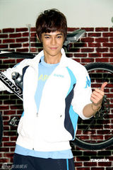 幻灯组图：汪东城代言运动服装 想开画展秀绘画天份