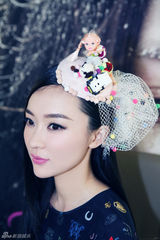 组图：霍思燕头上开幼儿园 闺蜜自制童趣帽抢镜