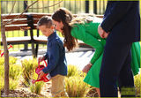 组图：凯特王妃着清新绿裙与小朋友种树兴致足