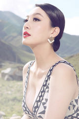 组图：董维嘉西藏写真复古造型显高贵