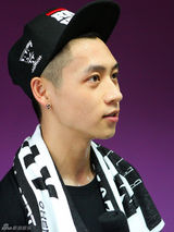 组图：魏晨个唱彩排现场曝光 努力练舞狂洒汗