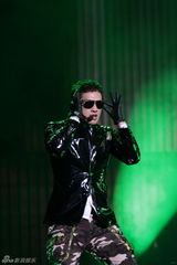 组图：Rain北京个唱劲歌热舞 湿身性感大秀中文
