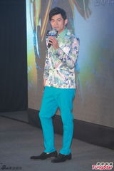 组图：周杰伦带病宣传巡演 花西服帅气抢镜