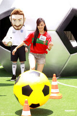 幻灯图：江若琳变身足球宝贝 否认与陈键锋交往