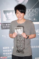 组图：孙耀威写歌忆心酸往事 称早年像患抑郁症