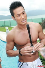 组图：亚姐穿比基尼出镜 水中嬉戏上下失守