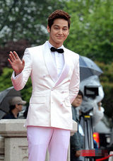 组图：金汎(金范)白色西装潇洒挺拔俊朗迷人