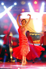 组图：黄曼热辣红裙激情拉丁闪耀《舞林》