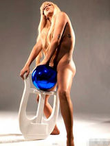 组图：Gaga大尺度全裸透明球遮下体 秀浑圆翘臀