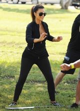 组图：金-卡戴珊黑衣低胸秀豪乳