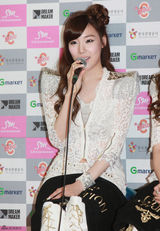 组图：少女时代记者会 成员白色蕾丝装性感亮相