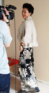 幻灯图：王姬华服亮相电影节 调侃黄渤没商量 