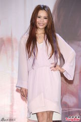 组图：周蕙粉裙亮相气质优雅 现场洒泪否认整形