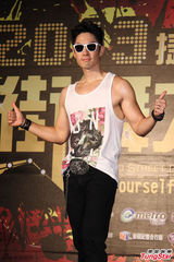 组图：吴建豪帅气亮相大秀舞技 墨镜遮面心情好