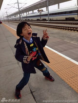 组图：华少7岁可爱儿子近照活泼搞怪