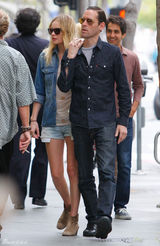 高清组图：凯特-波茨沃斯和男友逛街热裤秀美腿