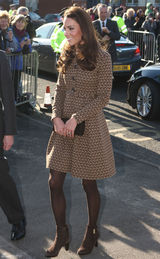 高清组图：凯特王妃造访小学印花连衣裙优雅