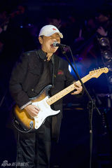 组图：崔健摇滚交响音乐会上演 经典老歌引爆全场