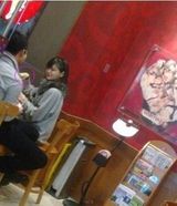 组图：大S素颜约会汪小菲 戴花俏丽紧牵爱郎手