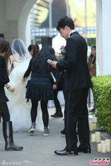 组图：张震大婚献吻娇妻 亲手为新娘提裙摆