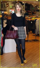 组图：斯威夫特开心购物 红唇黑丝秀美腿