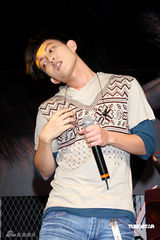 幻灯图集：林宥嘉发新专辑 现场深情演绎新歌