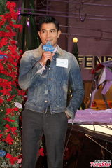 组图：郭富城享受秀肌肉 单身圣诞节与妈妈度过