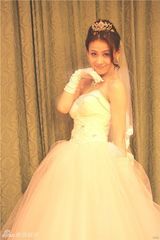 组图：贾青化身俏丽新娘 穿绝美婚纱秀身材