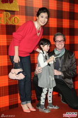 组图：黄小柔出嫁盼造人 穿低胸婚纱挽老公亮相