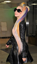 组图：Lady Gaga彩色秀发亮相日本 皮衣高跟很抢镜