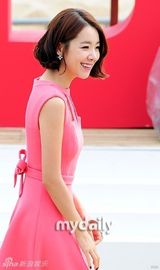 组图：金宣儿中性风亮相釜山 西装黑超帅酷