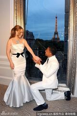 组图：凯莉庆结婚周年秀恩爱 纯白礼服再现求婚戏码