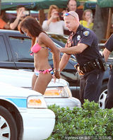 组图：洛佩兹拍MV引枪击 多名比基尼女郎被捕