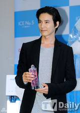 组图：元斌帅气亮相活动 俊秀清逸展美男气质