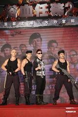 组图：潘玮柏酷装扛枪亮相 对“史泰龙”袭胸