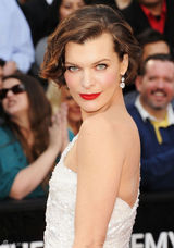 高清组图：奥斯卡红毯米拉-乔沃维奇红唇秀香肩