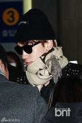 组图：RAIN帅气现身机场 杀出疯狂粉丝被踩脚